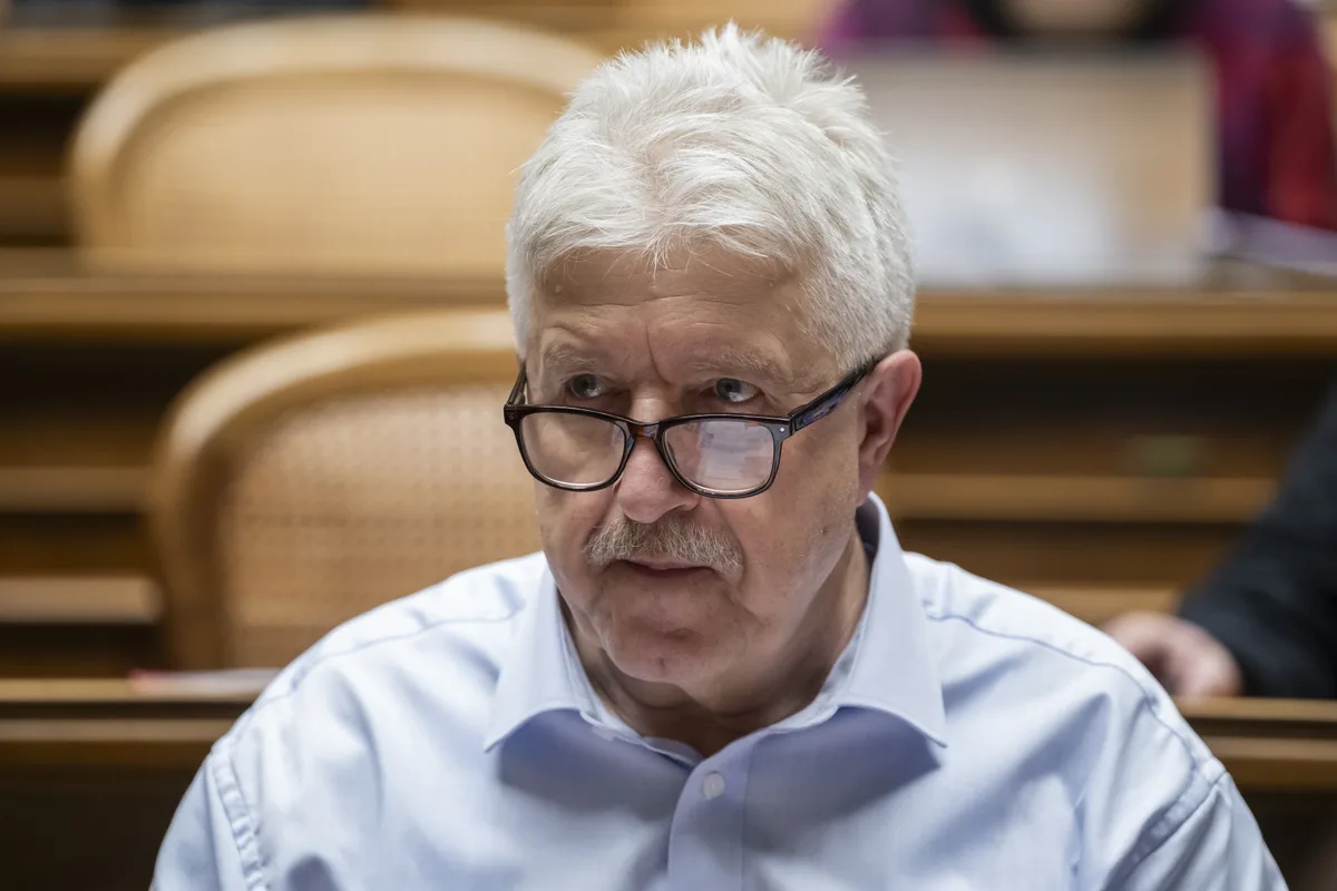 … fällt Erich Vontobel auch in Fragestunden und mit einigen Vorstössen auf. Erich Vontobel, SVP-ZH, verfolgt die Debatte, an der Wintersession der Eidgenoessischen Raete, am Montag, 11. Dezember 2023 im Nationalrat in Bern.